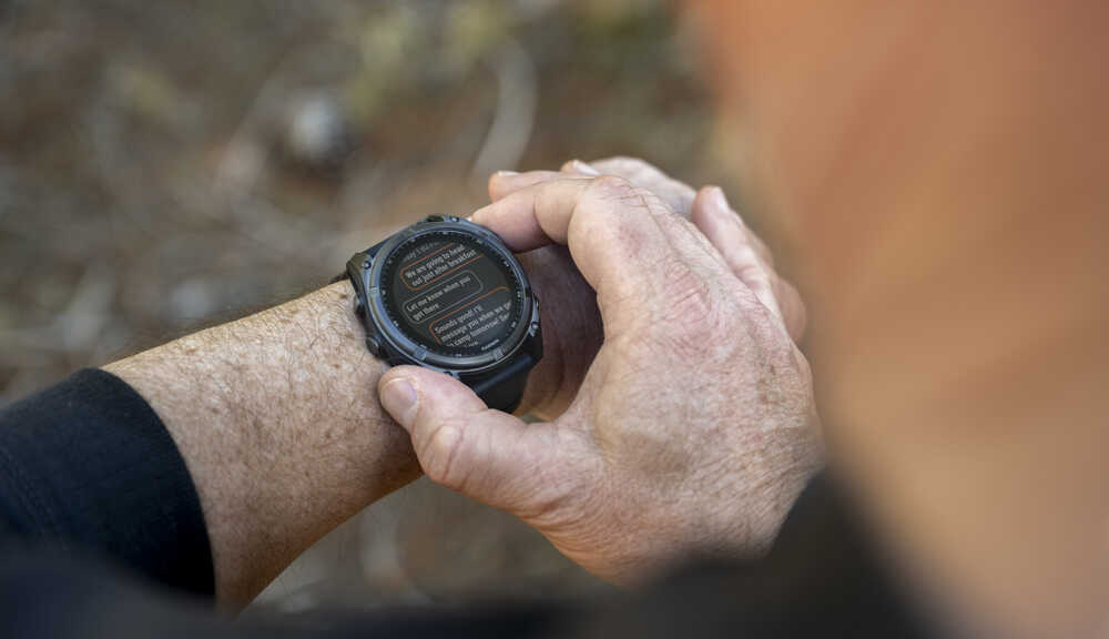 hodinky Garmin Fenix 8 s translfektivnim displejem na pánské ruce